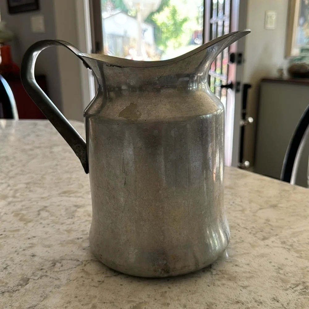 VINTAGE~ALUMINIUM~WALKER WARE~’AMERICAS FAVORITE KITCHENWARE’~3 Qt. PITCHER ~G11
